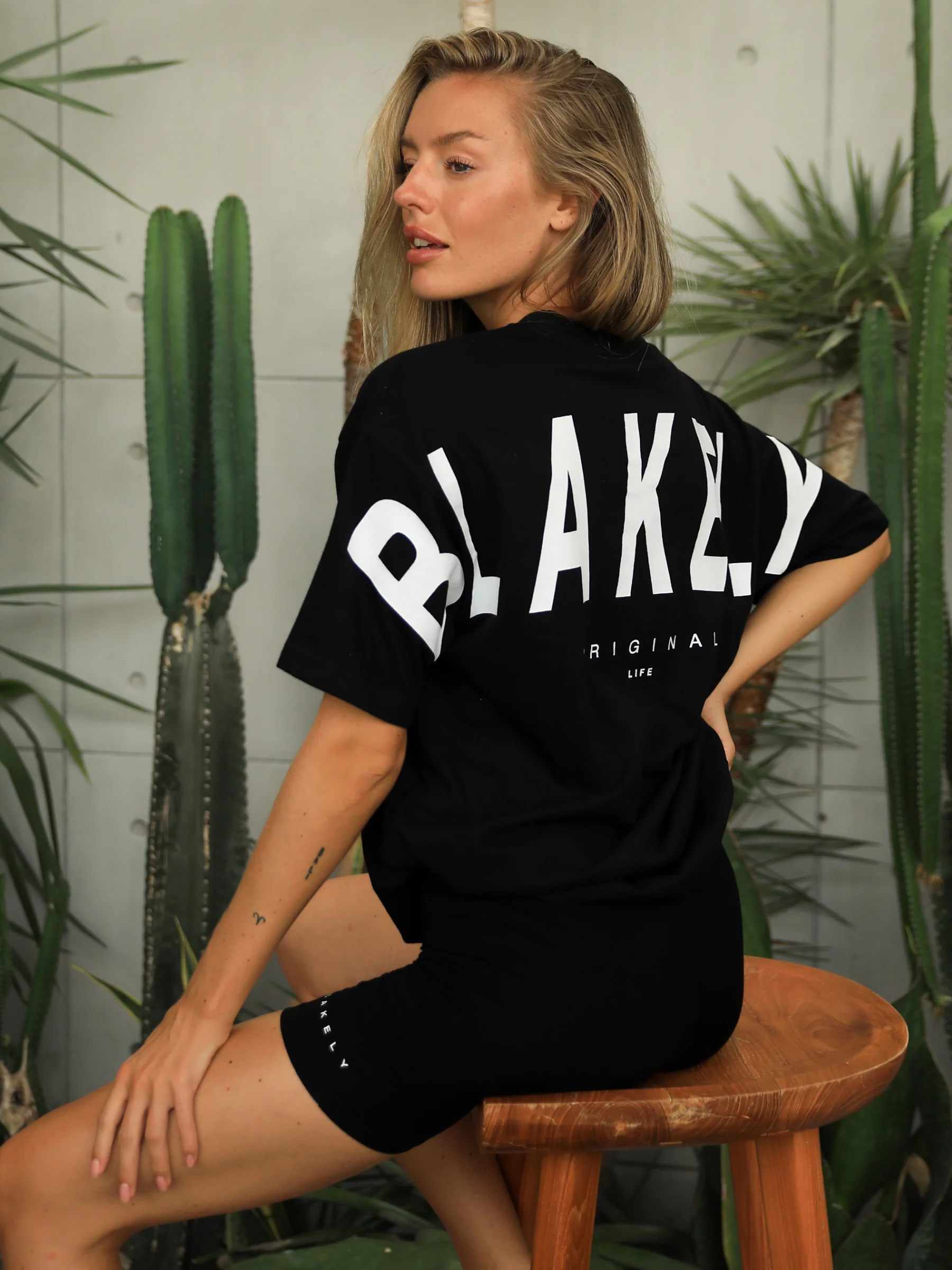 Isabel Oversized T-Shirt - Black - E-Cigarette Wholesale